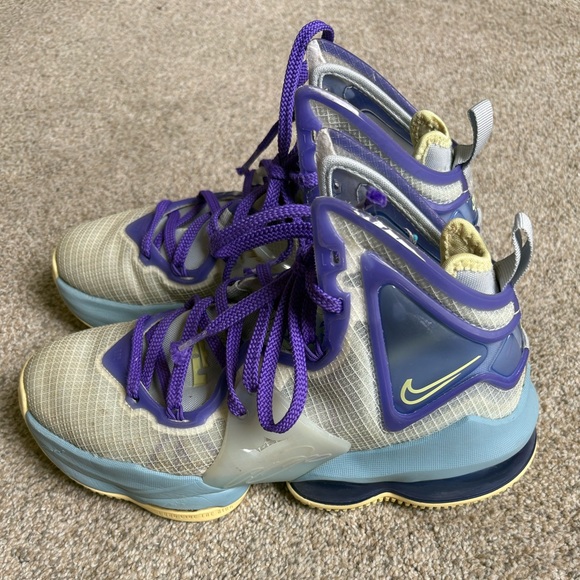 Nike - Unisex 2022 LeBron 19 GS 'Easter' High Top Sneaker - Sz 4 Y- Multi Color - Picture 4 of 11